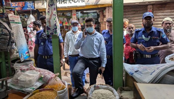 কালিরবাজারে পরিবেশ অধিদপ্তরের অভিযান, পলিথিন জব্দ-জরিমানা