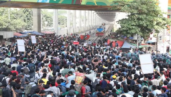মহাখালীতে সড়ক ও রেলপথ অবরোধ করেছেন তিতুমীর কলেজের শিক্ষার্থীরা