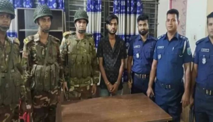 মুন্সিগঞ্জে যৌথবাহিনীর অভিযানে সেনাবাহিনীর ভুয়া ক্যাপ্টেন আটক